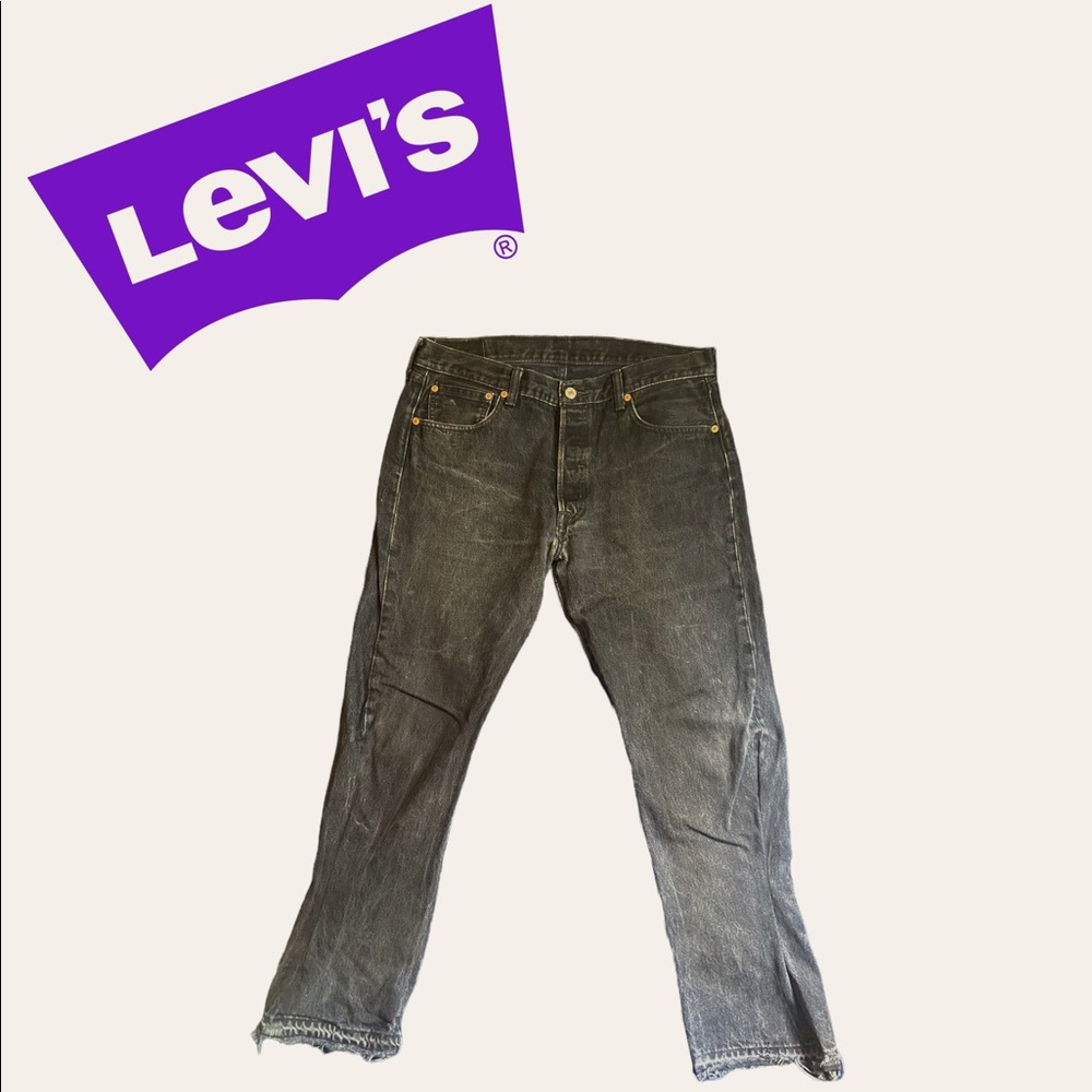 Levi Black Jeans🕷🦇🩸
They have a slight flare sewn in